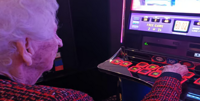 100-jarige dame bezoekt Holland Casino Amsterdam als onderdeel van Hartenwensactie
